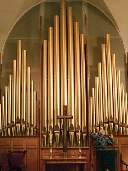 Goldene Pfeifenorgel mit symmetrisch angeordneten Pfeifen im Kirchenraum