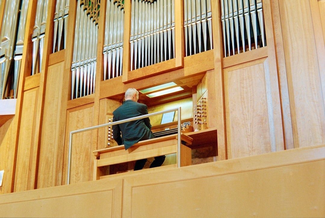 Organist spielt an einem Spieltisch vor einem großen Pfeifenwerk
