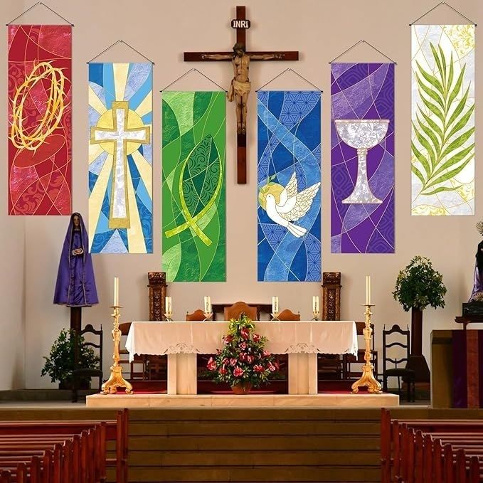 Kirchenaltar mit farbigen liturgischen Wandbehängen und Kreuz